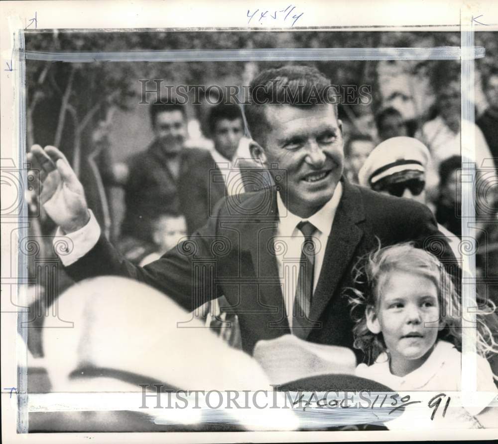 1962 Press Photo Astronaut Walter Schirra Jr &amp; daughter Suzanne, Houston, Texas