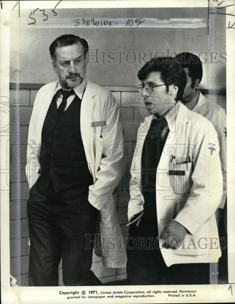 1972 Press Photo Actors George C Scott &amp; Robert Walden as &quot;The Hospital&quot; doctors- Historic Images