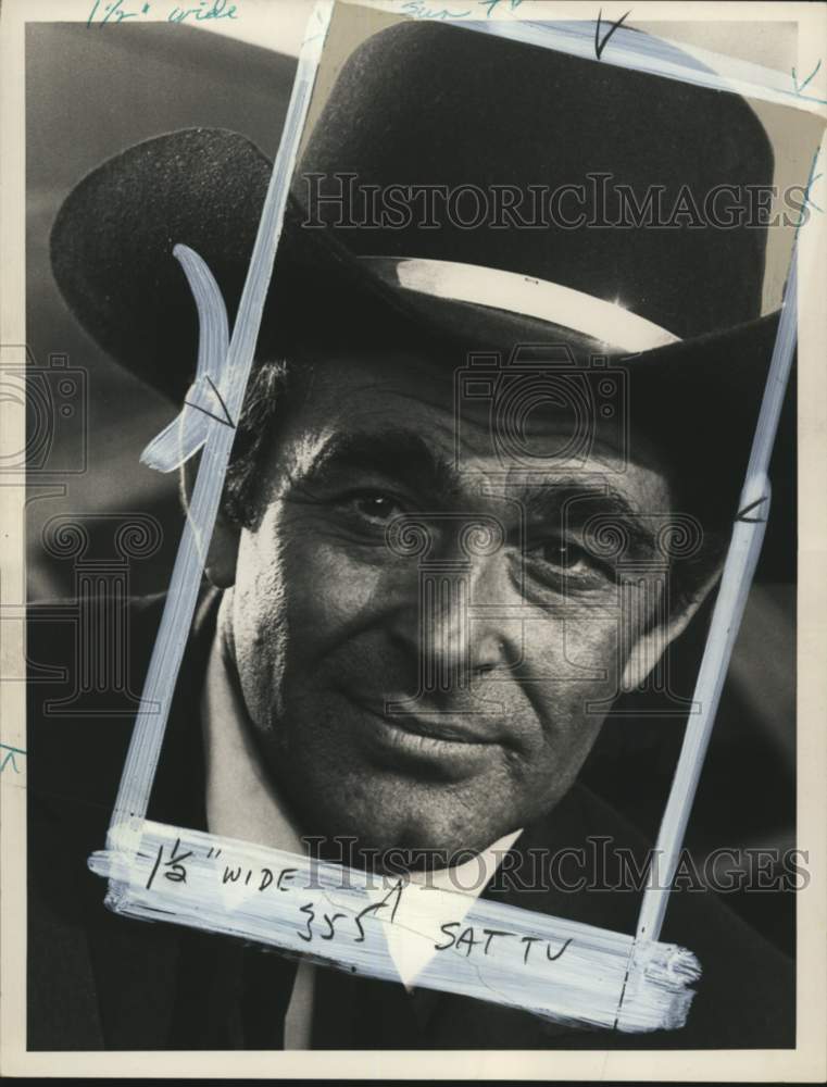 1977 Press Photo Actor Stuart Whitman wearing a cowboy hat - pio07646- Historic Images