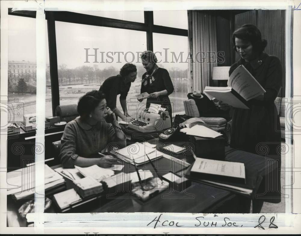 1959 Press Photo Yuki Kato & Hoffa's staffs are busy working in office