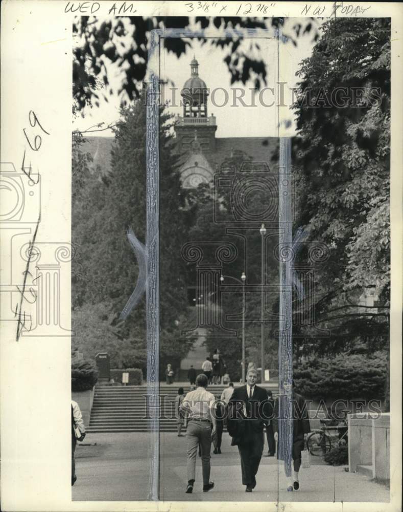 1968 Press Photo People walking at the University of Washington campus