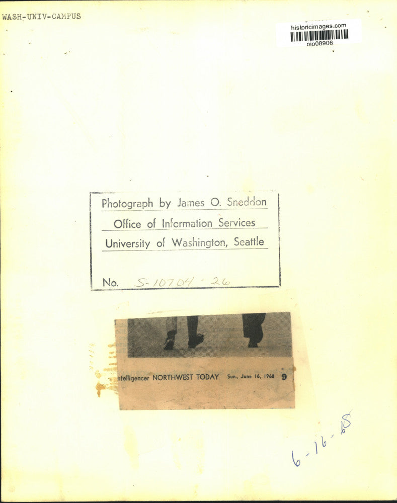 1968 Press Photo People walking at the University of Washington campus