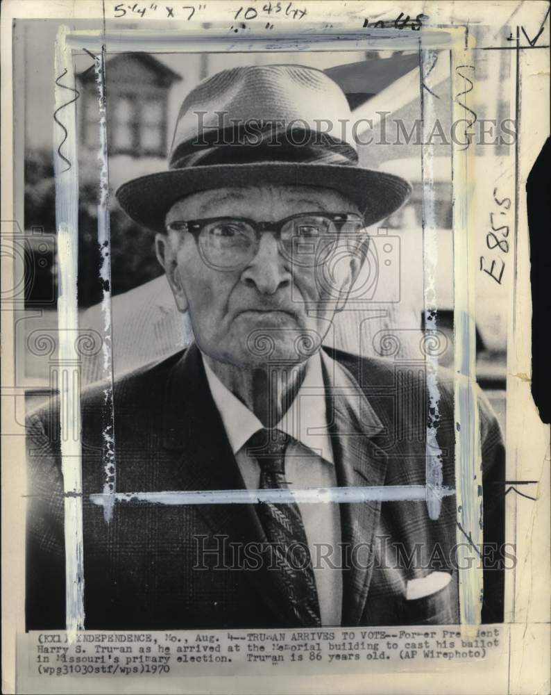 Load image into Gallery viewer, 1970 Press Photo Ex-President Harry Truman votes at primary election in Missouri

