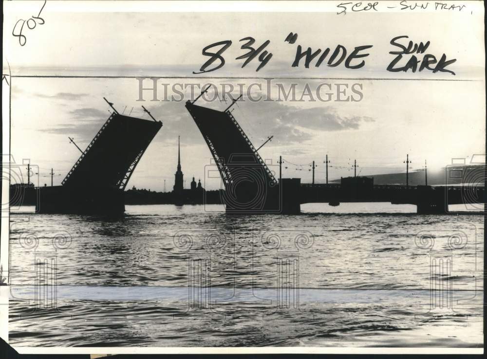 1974 Press Photo Drawbridge on the Lena River in Leningrad, Russia - pio09461- Historic Images