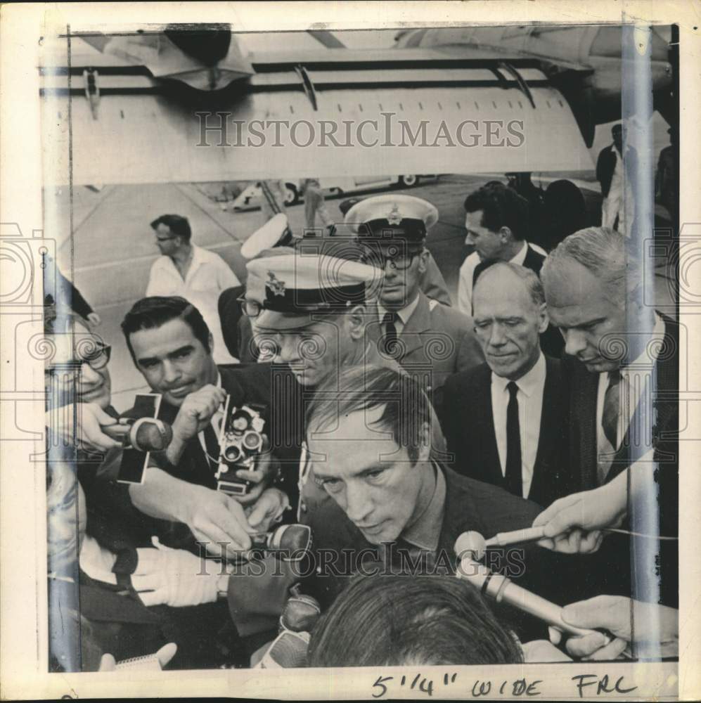 1968 Press Photo Prime Minister Pierre Trudeau at the airport in Ottawa, Canada