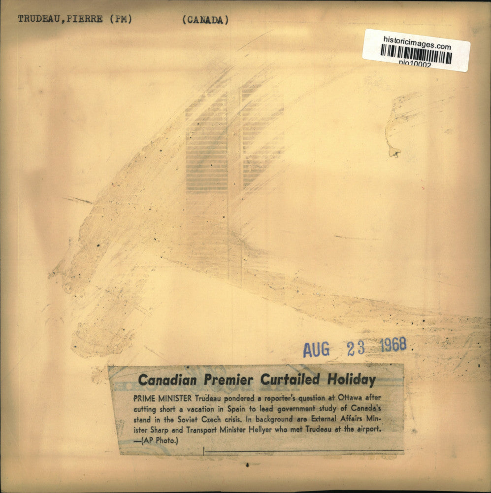 1968 Press Photo Prime Minister Pierre Trudeau at the airport in Ottawa, Canada