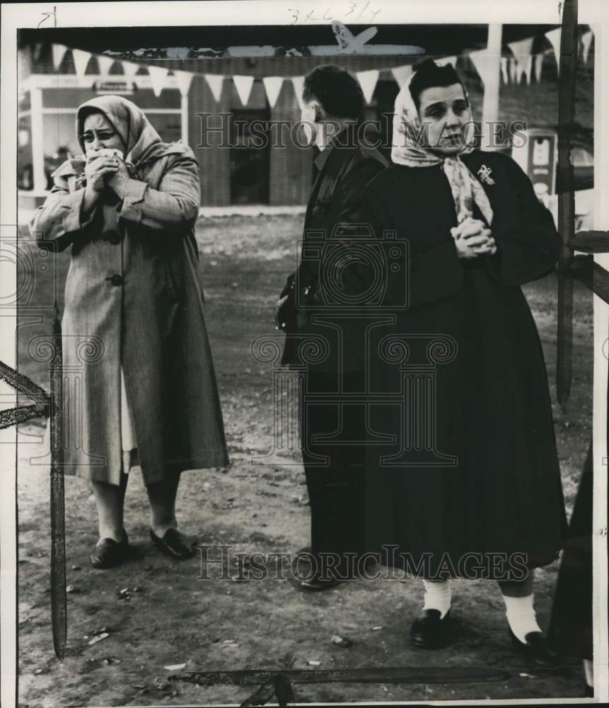 1954 Press Photo Ladies mourn brother lost in West Virginia mine explosion- Historic Images