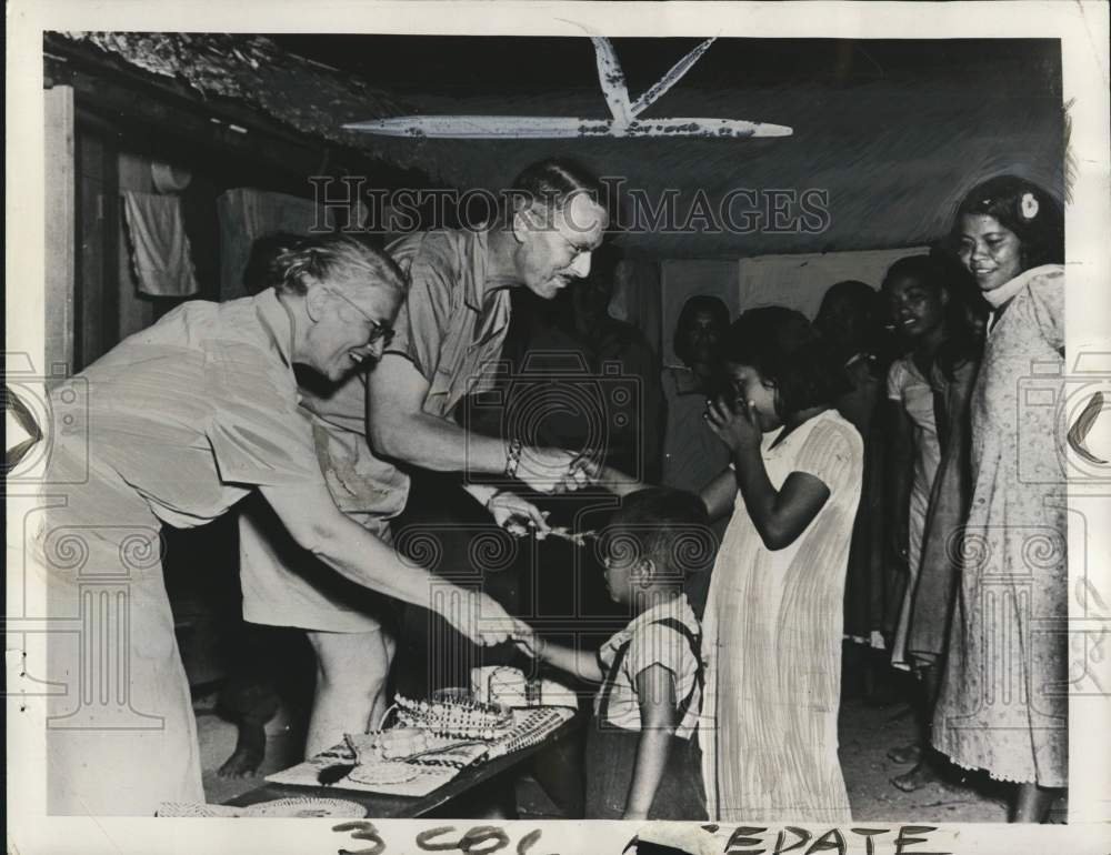 1952 Press Photo Missionaries greeted by children on island of Majuro