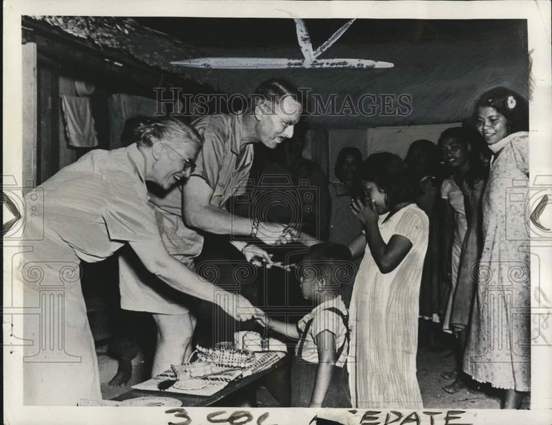 Load image into Gallery viewer, 1952 Press Photo Missionaries greeted by children on island of Majuro
