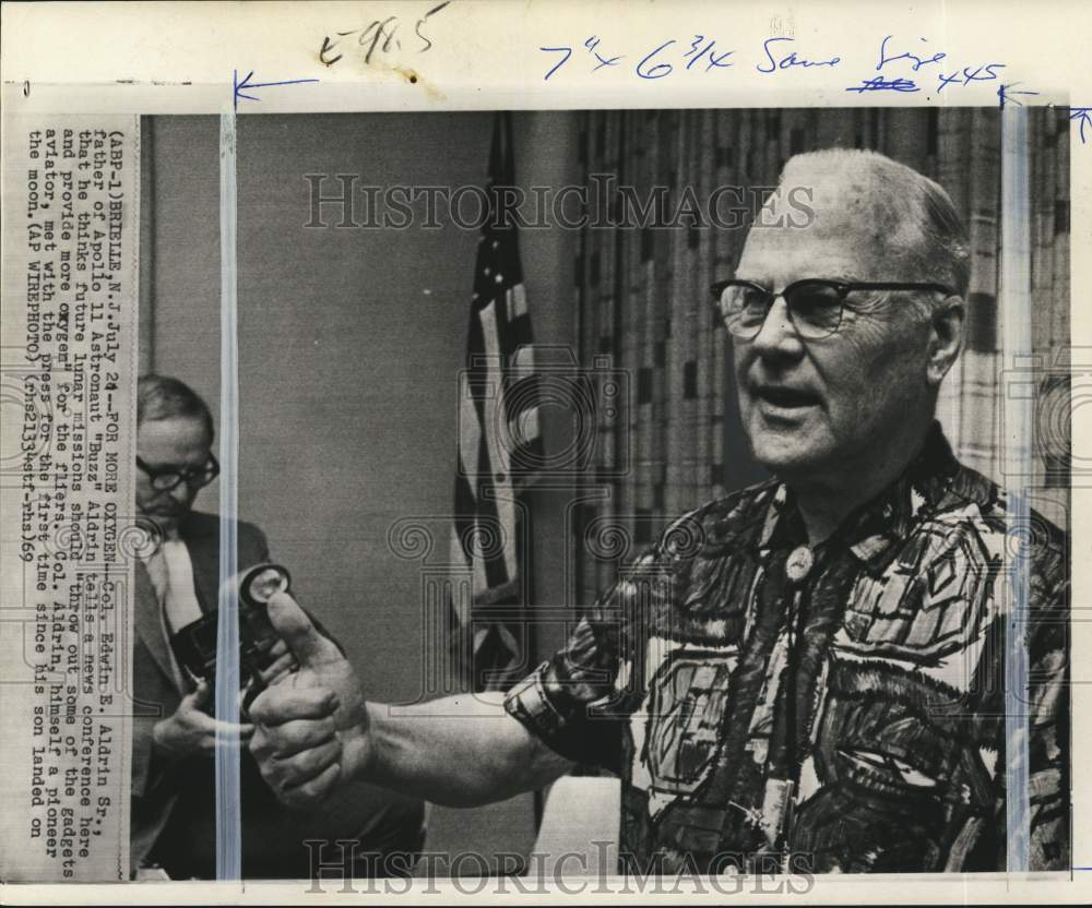 1969 Press Photo Colonel Edwin Aldrin Sr. at press conference in New Jersey