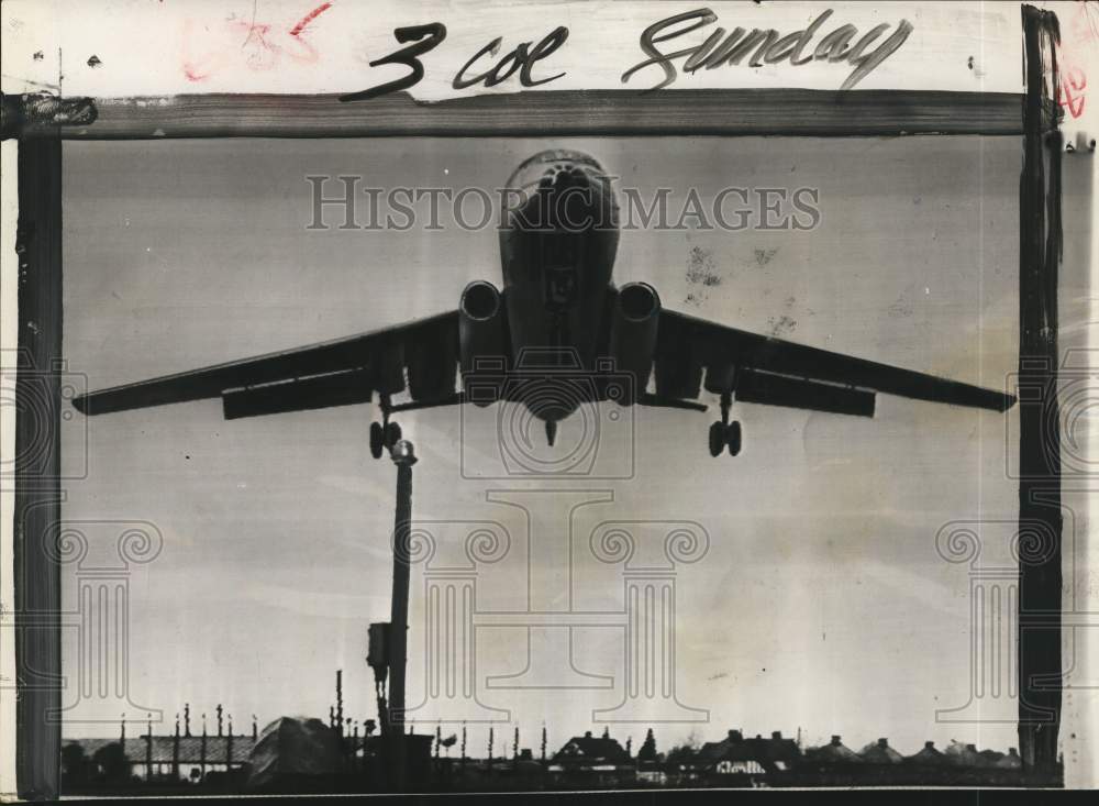 1956 Press Photo Soviet TU-104 makes landing at airport in London, England- Historic Images