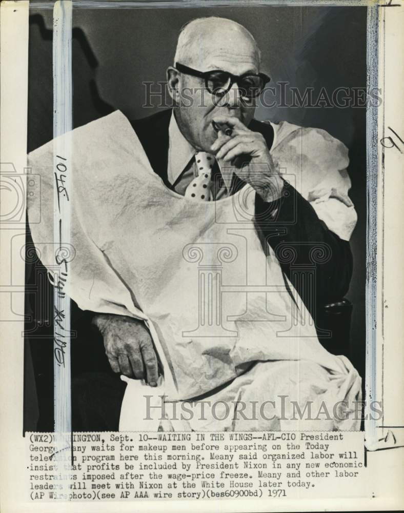 1971 Press Photo AFL-CIO President George Meany smokes cigar on television set