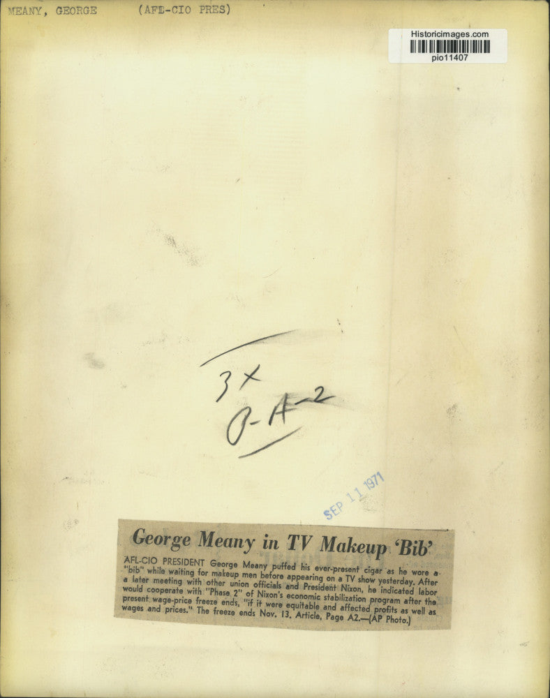 1971 Press Photo AFL-CIO President George Meany smokes cigar on television set