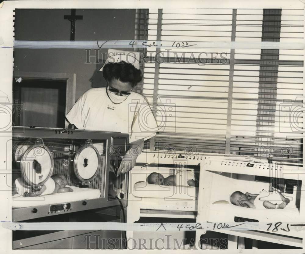 1959 Press Photo Nurse checks on triplets in incubators at Washington hospital