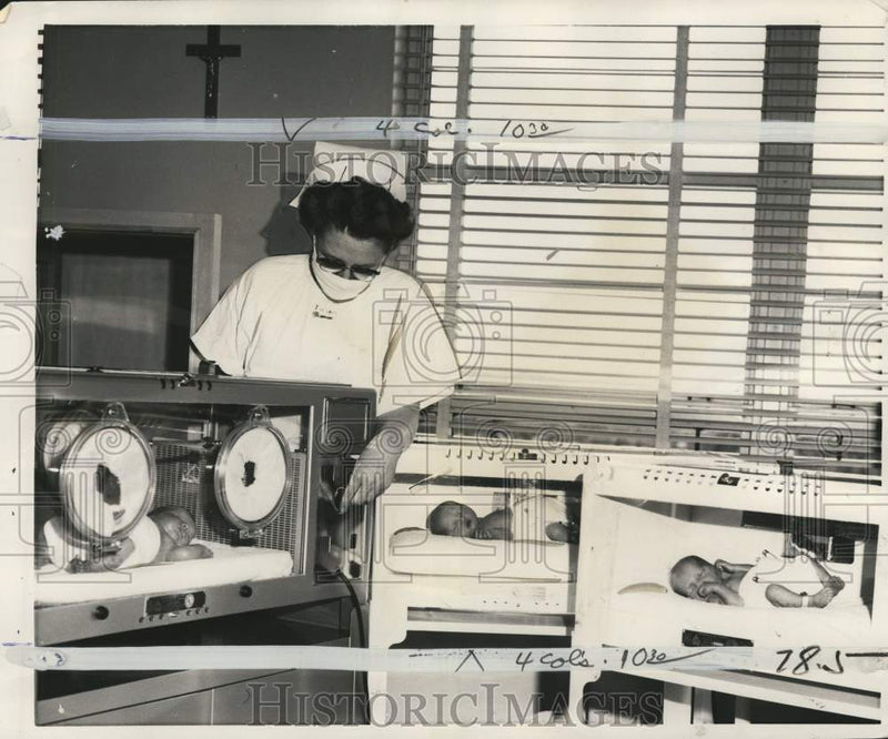 Load image into Gallery viewer, 1959 Press Photo Nurse checks on triplets in incubators at Washington hospital
