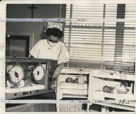 1959 Press Photo Nurse checks on triplets in incubators at Washington hospital