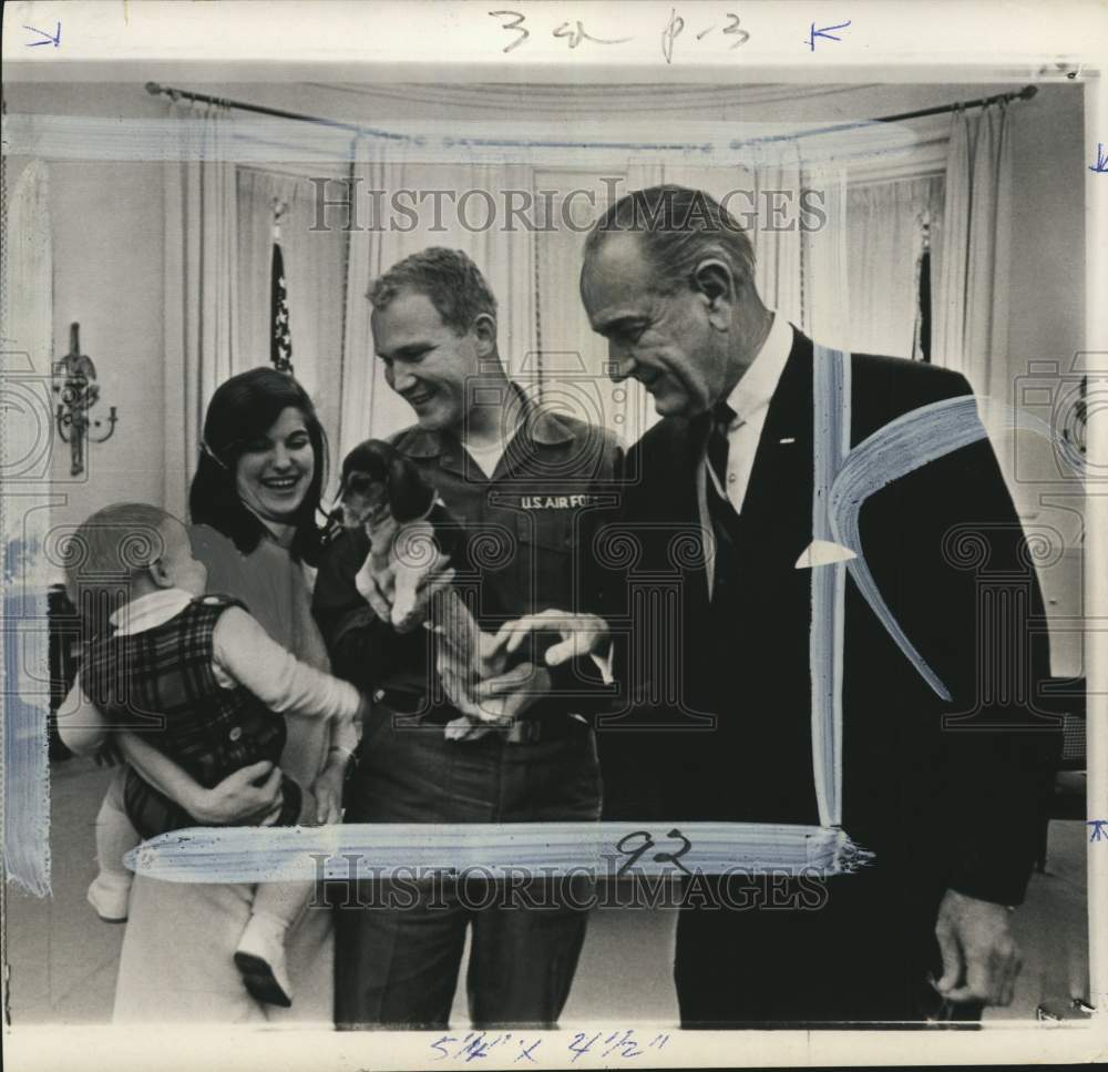 1968 Press Photo President Johnson with family in White House - pio11667