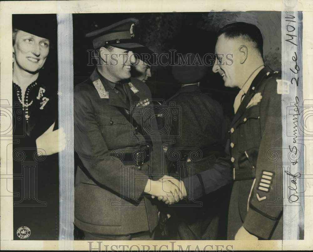 1945 Press Photo King Olaf greets Owen Summers at Red Cross Club party in Norway