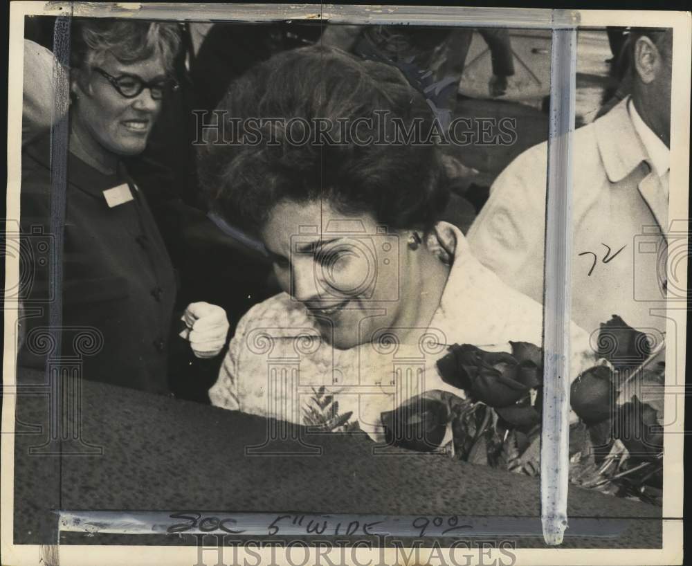 1968 Press Photo Mrs. Spiro Agnew at Boeing Field in Seattle, Washington- Historic Images