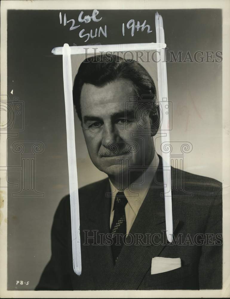 1956 Press Photo Commentator and producer Lowell Thomas - pio12427