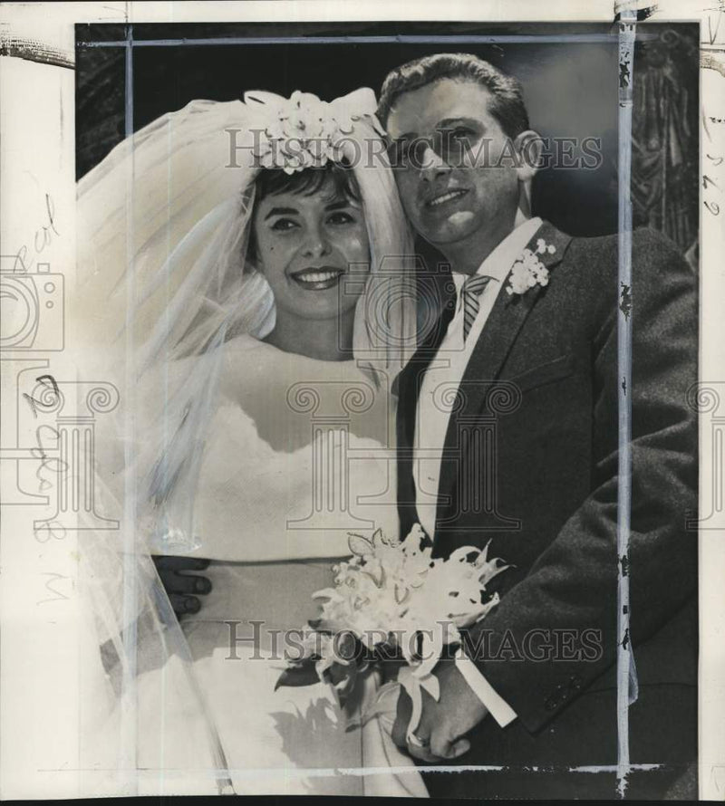 Load image into Gallery viewer, 1959 Press Photo Actress Margaret O'Brien &amp; groom at their wedding - pio12537
