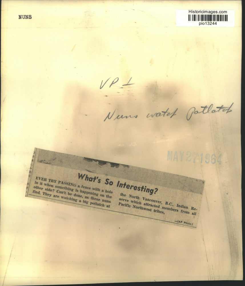 1964 Press Photo Nuns peeking through hole in fence in Vancouver, Canada