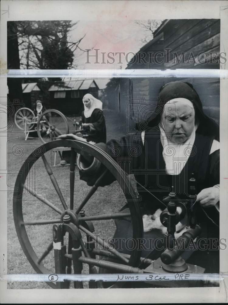 1954 Press Photo Nuns working with spinning wheels - pio13248