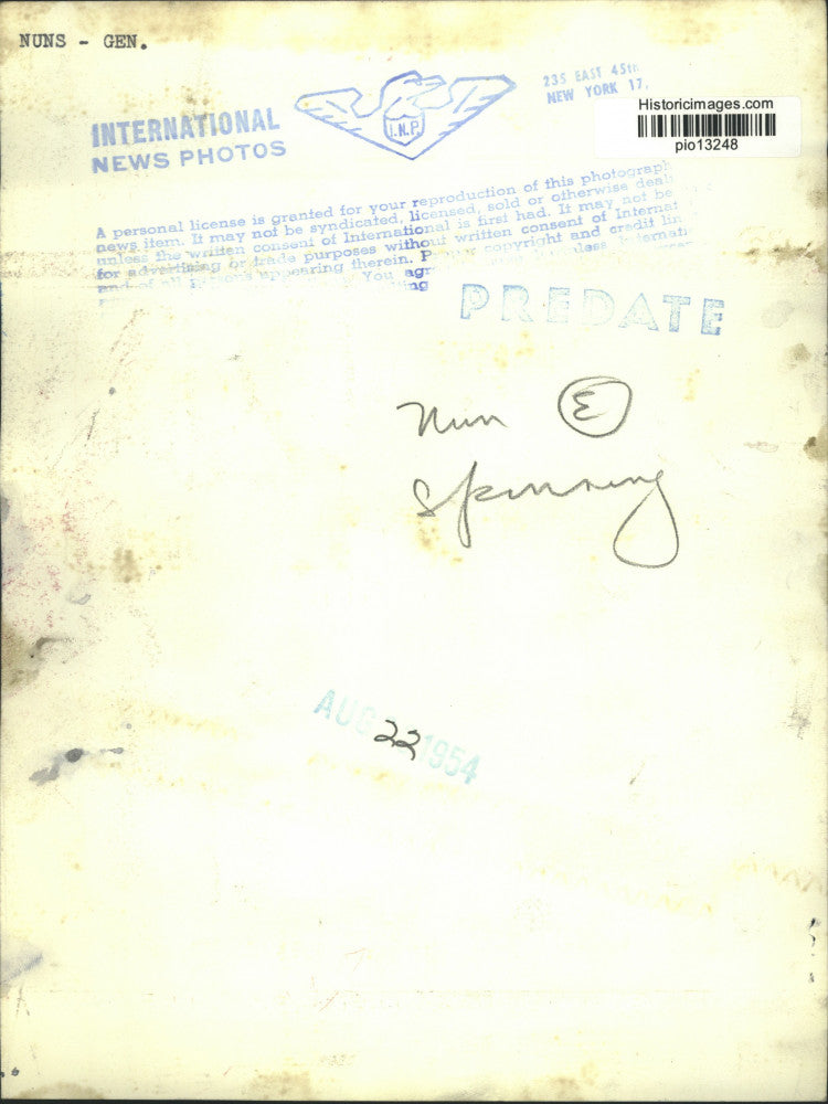 1954 Press Photo Nuns working with spinning wheels - pio13248