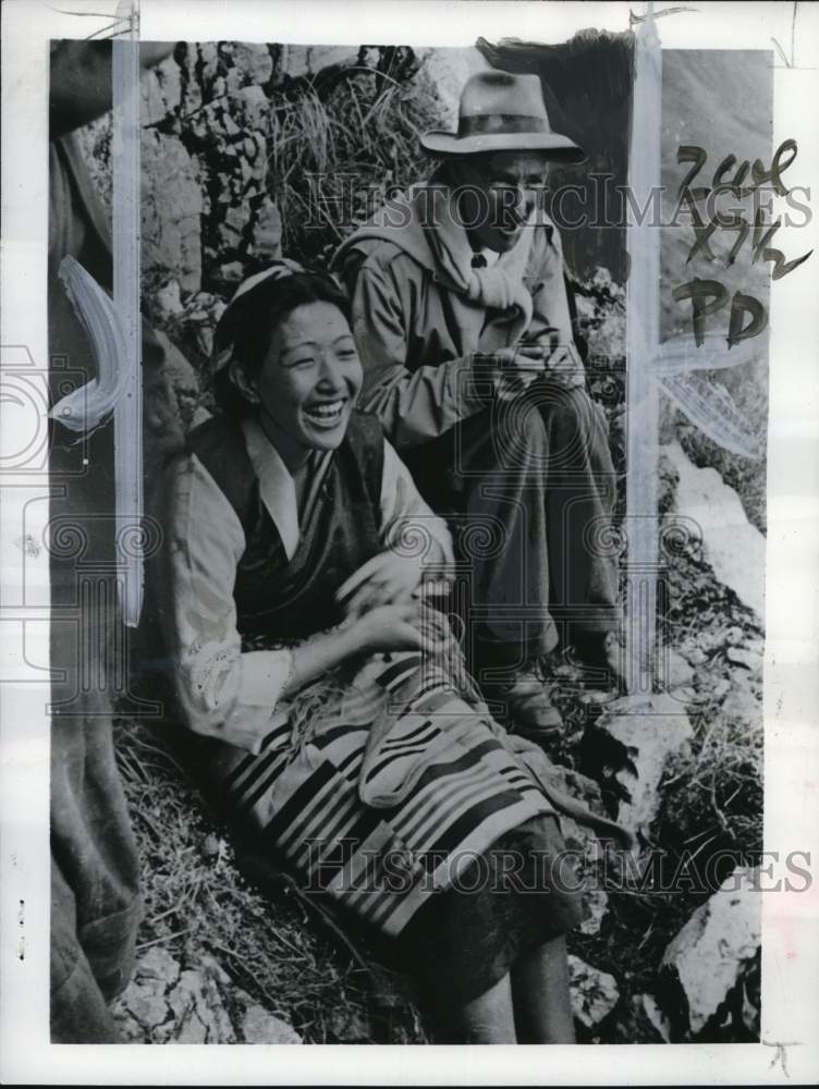 1954 Press Photo Daughter of Tibetan official Tsarong with Peter Aufschnaiter- Historic Images