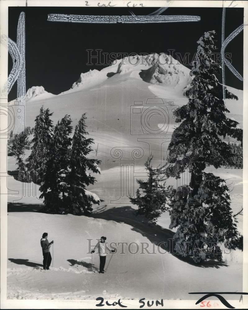 1958 Press Photo Skiers at Timberline Lodge, Mount Hood, Oregon - pio13354- Historic Images