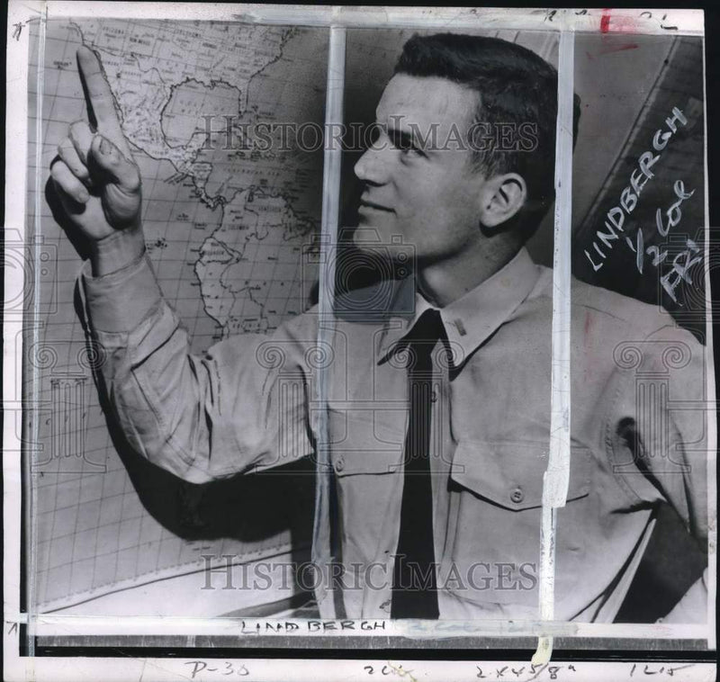Load image into Gallery viewer, 1956 Press Photo US Navy Lieutenant Jon Lindbergh points out spot on world map
