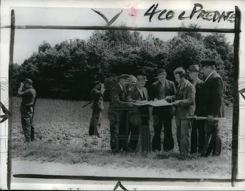 1952 Press Photo Refugees at customs checkpoint near Hesse, Germany - pio13911- Historic Images
