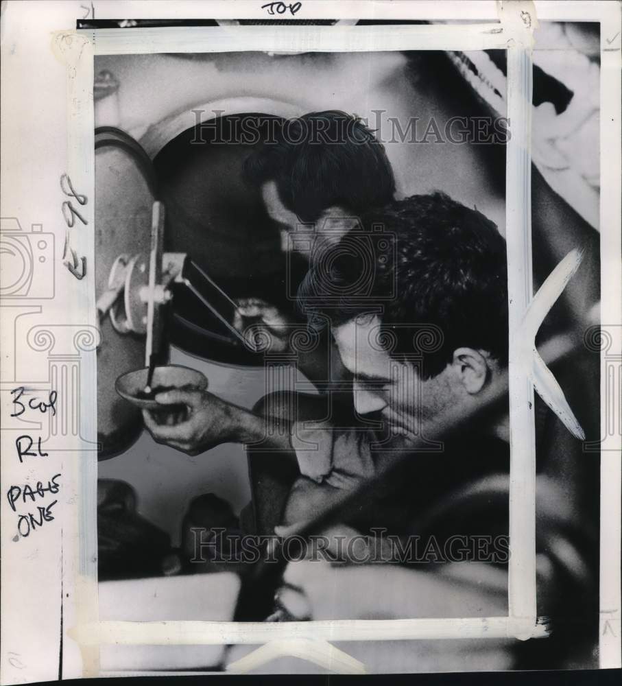 1964 Press Photo Divers Jon Lindbergh & Robert Stenuit in decompression chamber