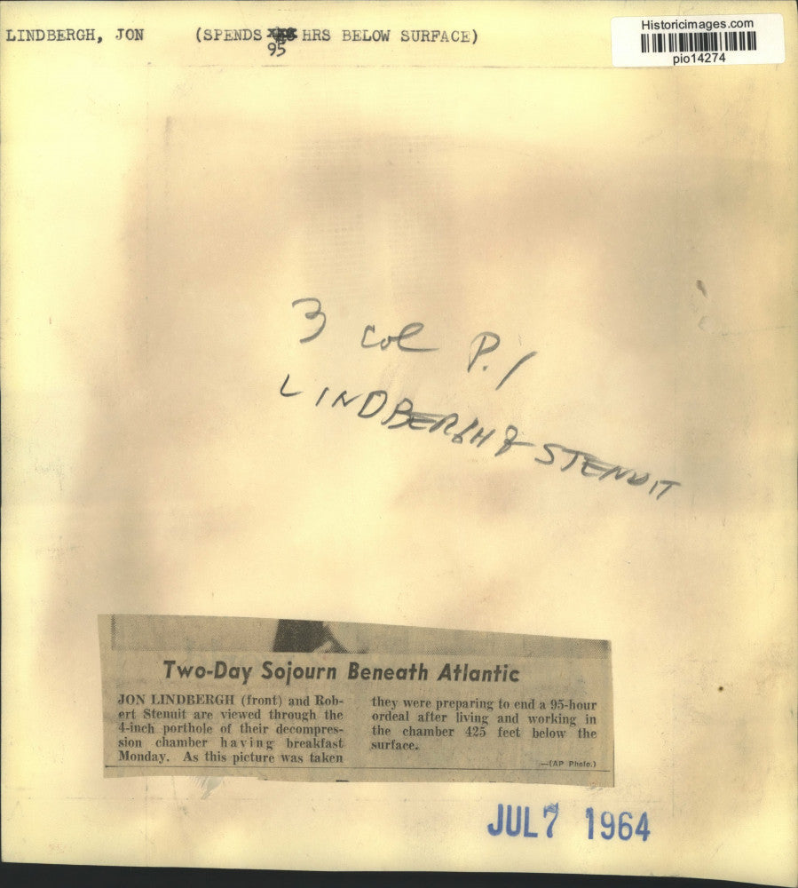 1964 Press Photo Divers Jon Lindbergh & Robert Stenuit in decompression chamber