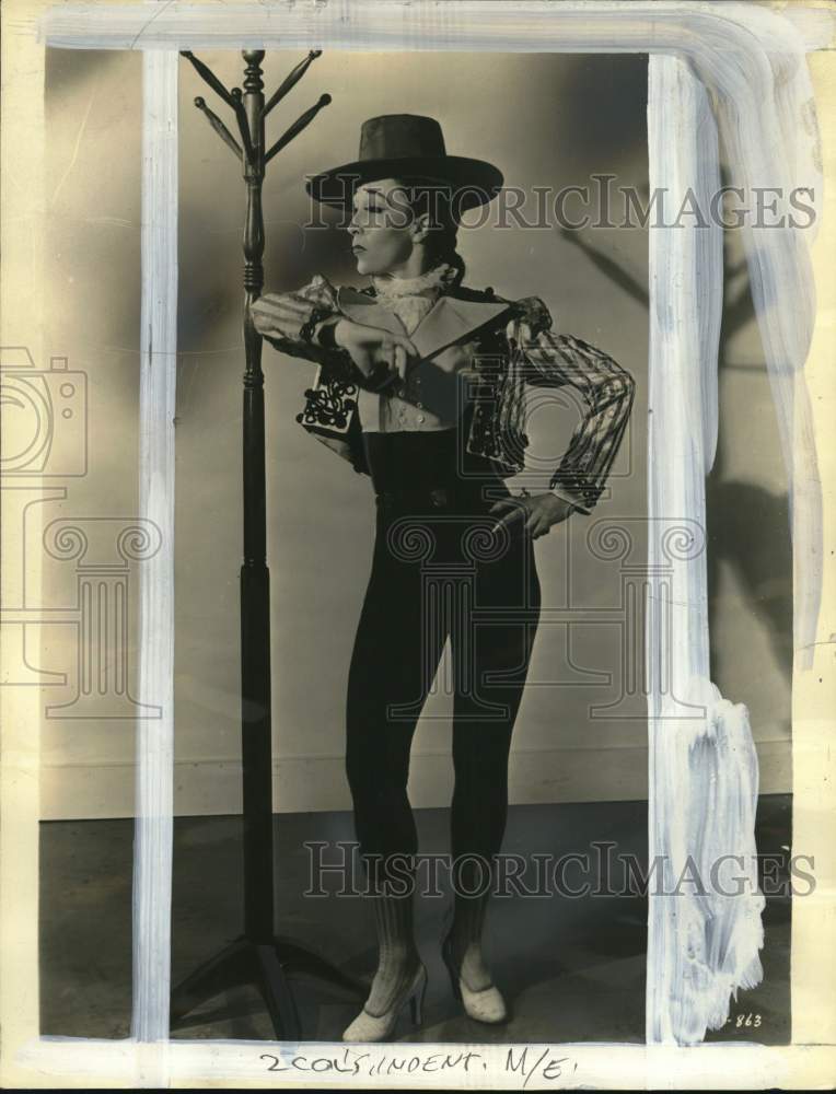 1942 Press Photo Dance choreographer Carmalita Maracci &amp; a hat rack prop- Historic Images