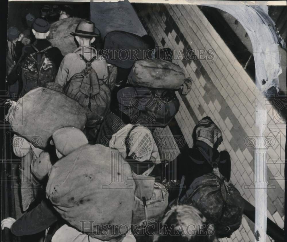 1948 Press Photo Travelers with sacks of potatoes and wood in Berlin, Germany- Historic Images