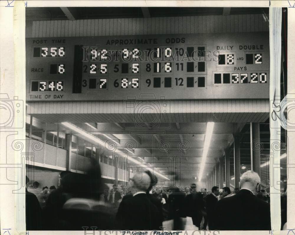 1966 Press Photo Gamblers read tote board at Aqueduct Race Track in New York- Historic Images