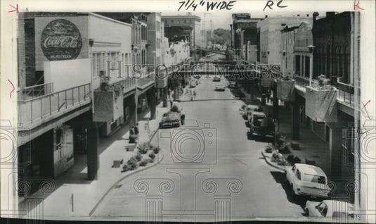 1967 Press Photo Buildings & vehicles at Morristown street in Tennessee- Historic Images