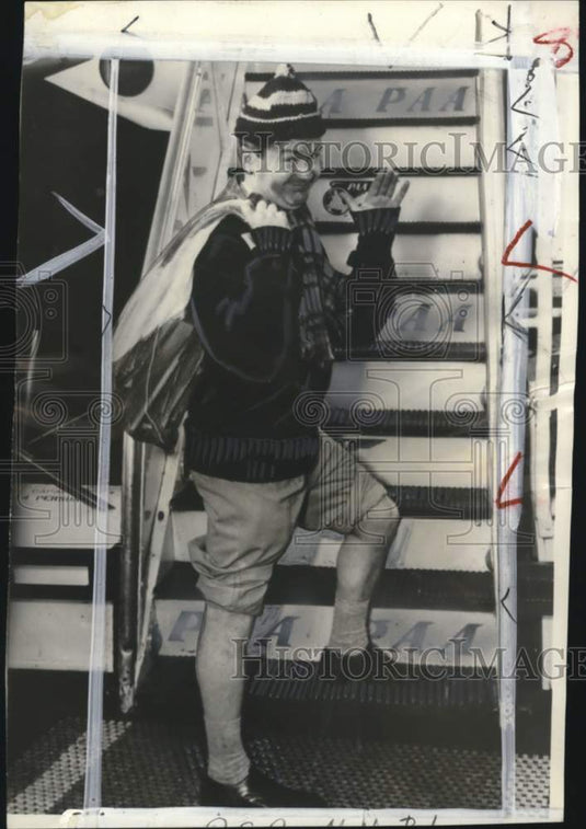 1955 Press Photo Red Buttons as the "Kupke Kid" at airport in New York- Historic Images