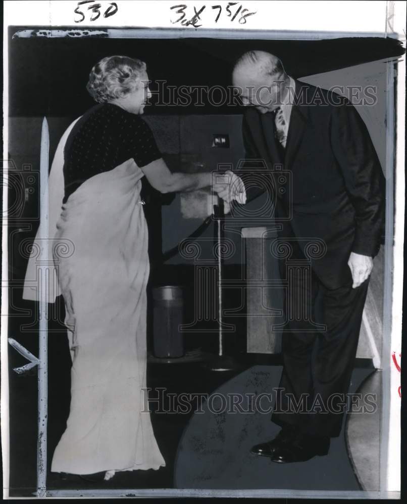 1953 Press Photo Vijaya Lakshmi Pandit of India with US President Eisenhower- Historic Images