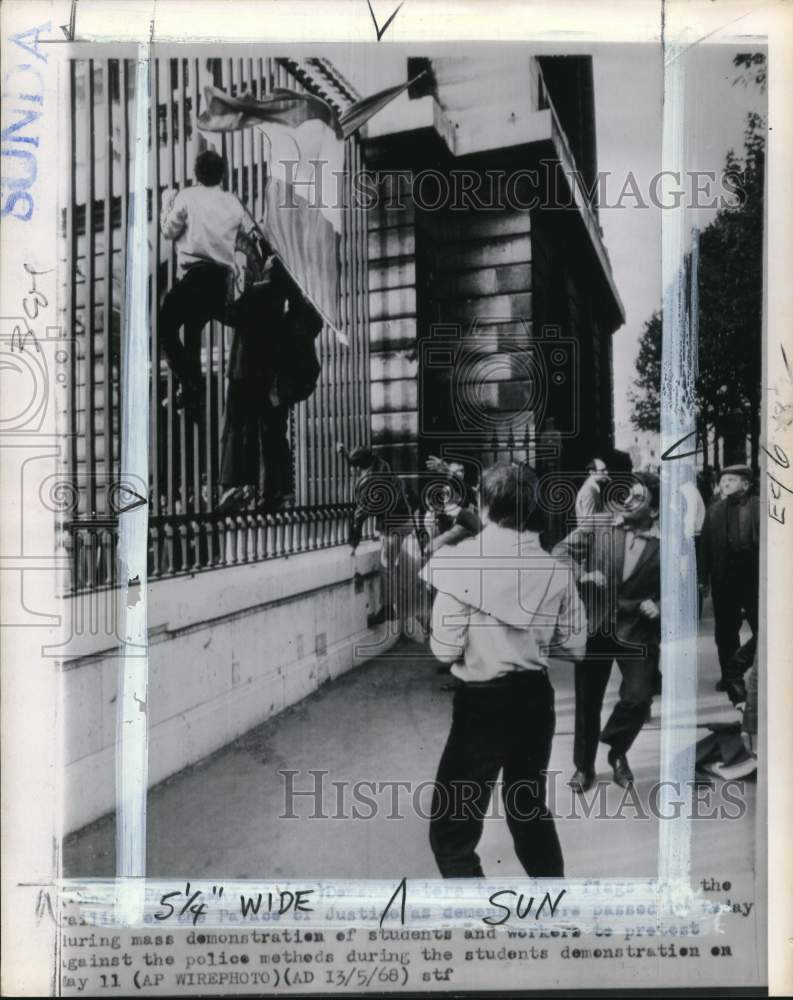 1968 Press Photo Rioters tear down French flag from Palace of Justice in Paris- Historic Images