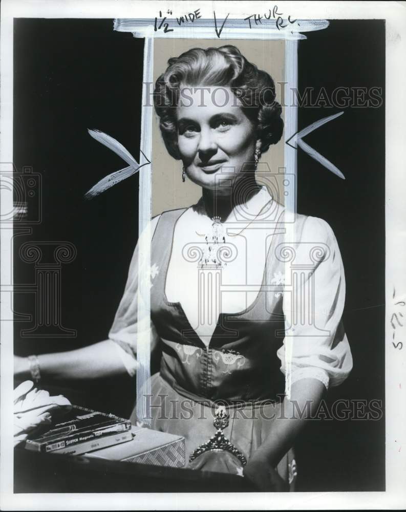 1958 Press Photo Hjordis Parker, narrator & producer of "Look to Finland"- Historic Images