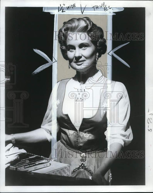 1958 Press Photo Hjordis Parker, narrator & producer of "Look to Finland"- Historic Images