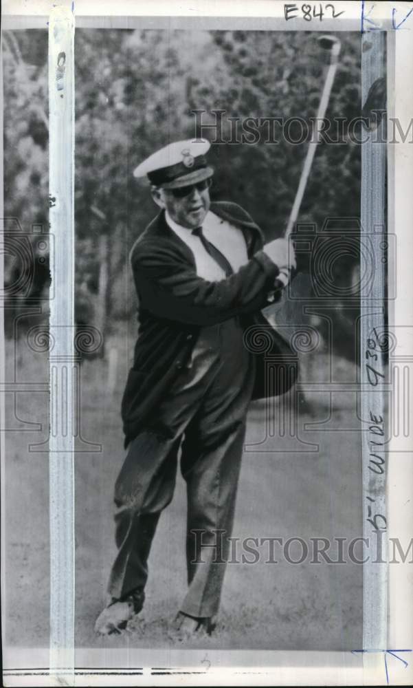 1966 Press Photo Generalissimo Francisco Franco playing golf at La Coruna, Spain- Historic Images