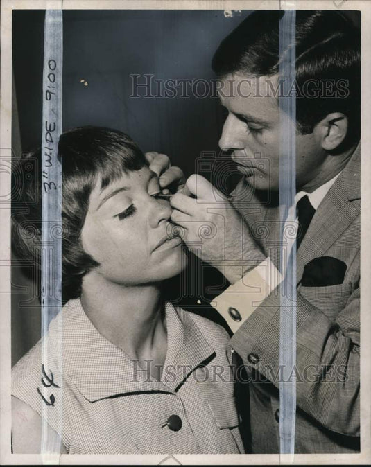 1967 Press Photo Elizabeth Arden beauty expert Jerry Garey & reporter Kay Kelly- Historic Images