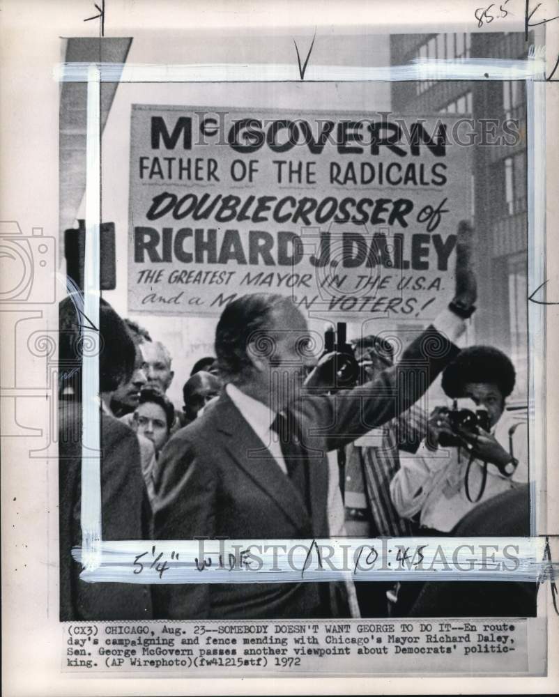 1972 Press Photo George McGovern, cameraman &amp; crowd during his campaign in IL- Historic Images