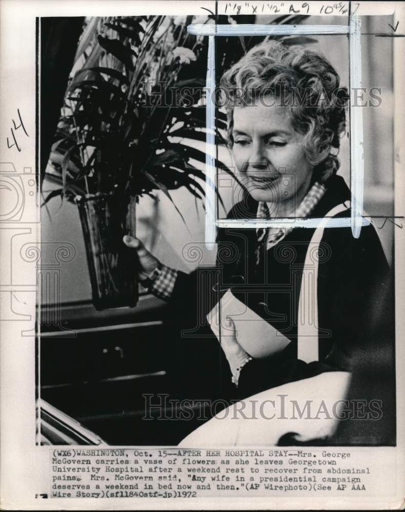 1972 Press Photo George McGovern&#39;s wife, Eleanor, leaves Georgetown Hospital, DC- Historic Images