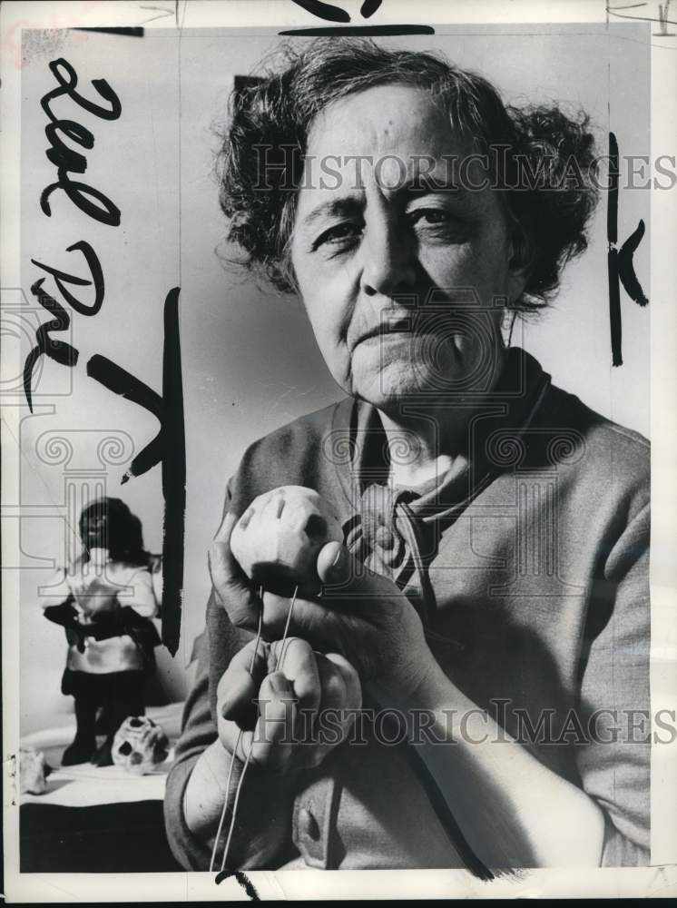 1956 Press Photo Apple Doll Lady of HollywoodÂ Marie Leslie holds apple carving- Historic Images