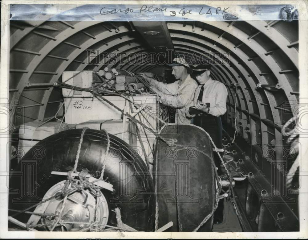 1942 Press Photo Don McIntosh & worker check Northwest Airlines cargo