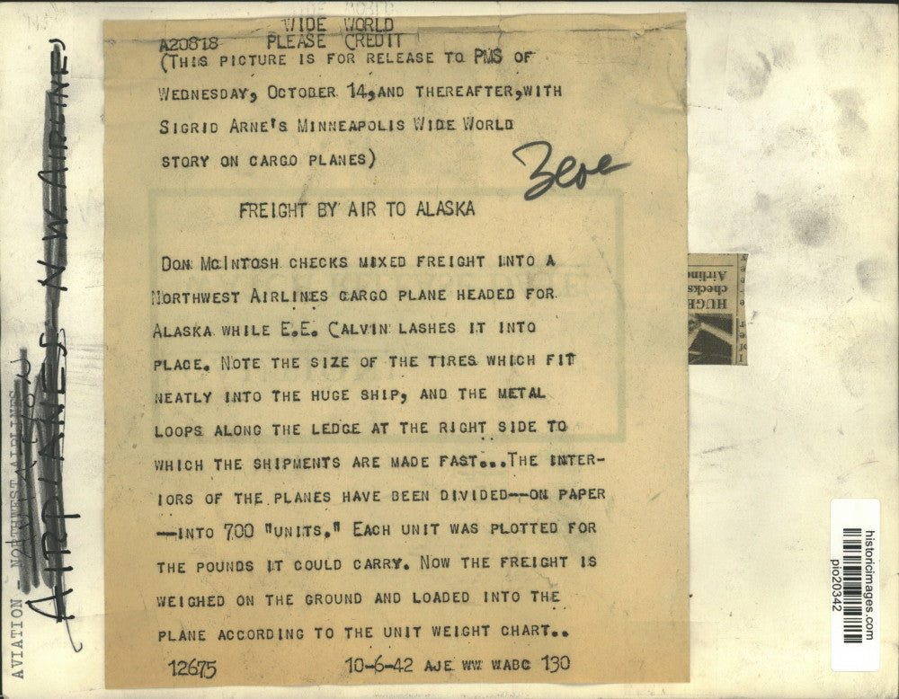 1942 Press Photo Don McIntosh & worker check Northwest Airlines cargo